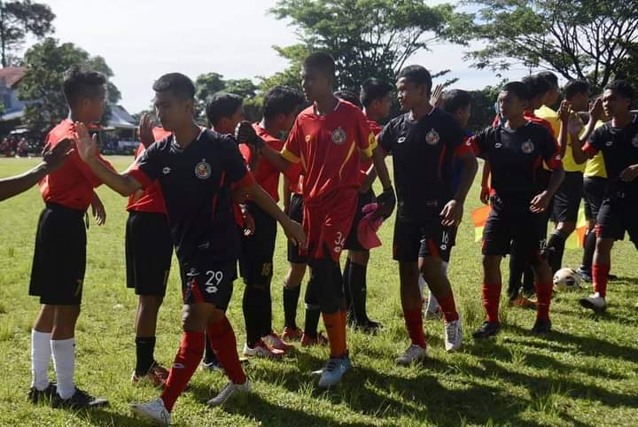 Para pemain kedua kesebelasan bersalaman sebelum pertandingan, di lapangan Gunung Sejati, Padang Panjang, Minggu (3/10/2021).